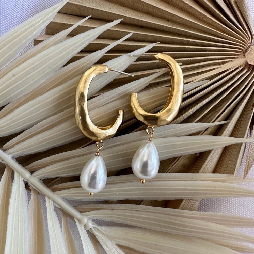 Teardrop Pearl Hammered Hoops, Matte Gold Chunky Teardrop Pearl Earrings 925
